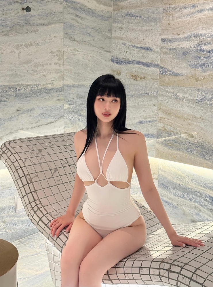 Trên trang cá nhân, cựu hot girl Hà thành chỉ cập nhật những hình ảnh sang chảnh đời thường cùng những chuyến du lịch nghỉ dưỡng.