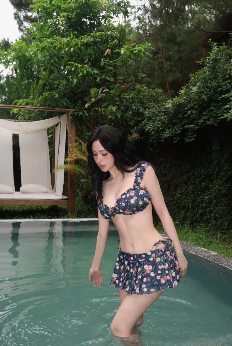 Dù đã bước sang tuổi ngoài 30 và là mẹ bỉm sữa, Tâm Tít vẫn tự tin khoe trọn đường cong cơ thể nuột nà, đặc biệt là vòng eo săn chắc đáng mơ ước.