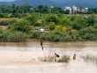 Máy bay không người lái được thiết kế thế nào để cứu được người trong nước lũ?