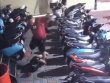 Xác minh clip người đàn ông mặc áo đỏ hành hung 2 thiếu niên