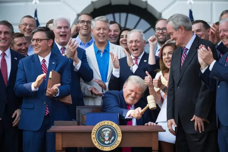 Tổng thống Mỹ Donald Trump ký dự luật “Lớn và Đẹp” từ Bãi cỏ phía Nam của Nhà Trắng vào ngày 4-7. Ảnh: THE WASHINGTON POST