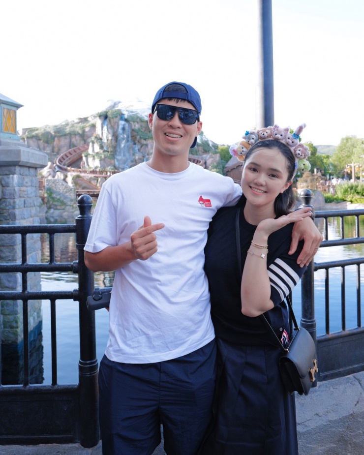 Quỳnh Anh cùng ông xã Duy Mạnh đưa hai con đi chơi ở Disneyland Hong Kong mới đây. Người đẹp sinh năm 1996 chưng diện 'cây' hàng hiệu từ đầu đến chân, tạo dáng trên phố.