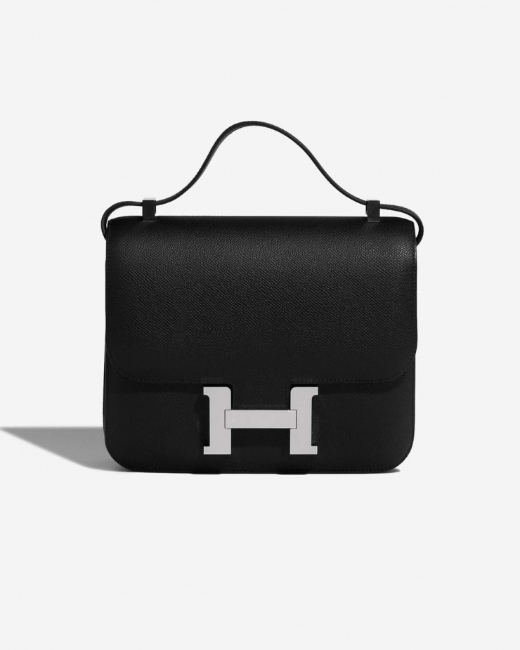 Quỳnh Anh đeo túi Constance từ Hermes - thương hiệu túi xách xa xỉ bậc nhất thế giới mà cô yêu thích nhất. Trên nền tảng Sotheby's, túi được định giá 12.000 USD (khoảng 315 triệu đồng).