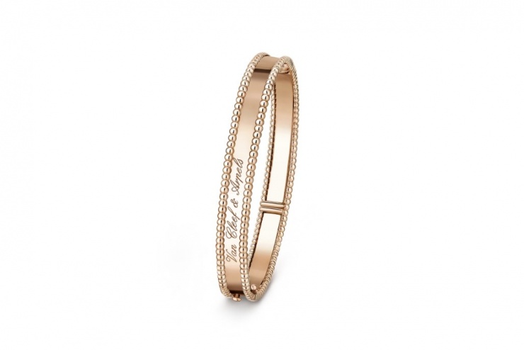 Quỳnh Anh còn sắm vòng tay ton sur ton cũng của Van Cleef &amp; Arpels. Mẫu Perlée bằng vàng được thương hiệu xa xỉ yết giá 206 triệu đồng.