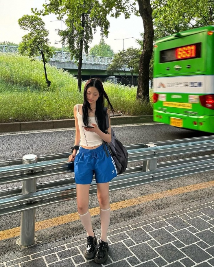 Quần shorts thể thao lấy cảm hứng từ phong cách cổ điển tiếp tục là mốt hot từ năm 2023 đến nay. Phong cách này do ca sĩ Mel C nhóm Spice Girls tiên phong giữa thập niên 1990. Bạn có thể kết hợp nhiều loại áo với kiểu quần này, như sơ mi oversized, cardigan bó, tank top, áo babydoll, áo yếm.