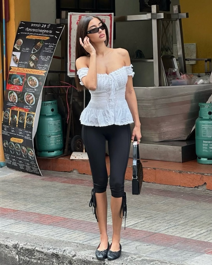 Quần capri thịnh hành của thập niên 1950 quay trở lại. Capri do nhà thiết kế Sonja de Lennart sáng tạo năm 1948, mang tên hòn đảo của Italy. Kiểu dáng là sự kết hợp giữa quần lửng và quần legging. Các ngôi sao như Audrey Hepburn và Marilyn Monroe thường xuyên diện khiến chúng trở nên nổi tiếng.