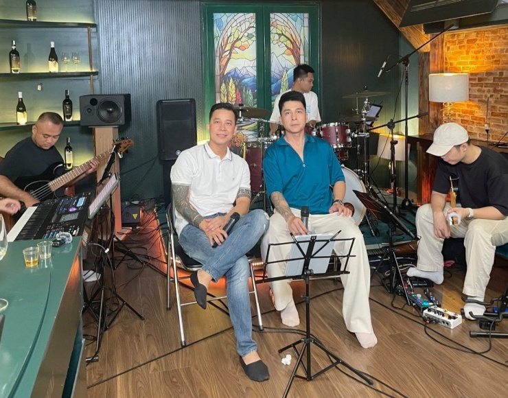 Ca sĩ Tiến Dũng (phải) và Lê Hoàng của nhóm The Men đang ráo riết tập luyện cho liveshow.&nbsp;
