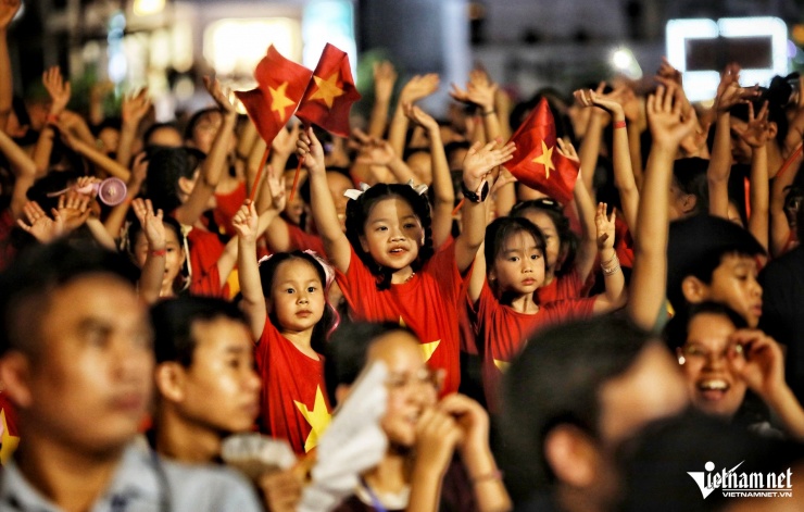 Người dân hào hứng theo dõi các tiết mục.