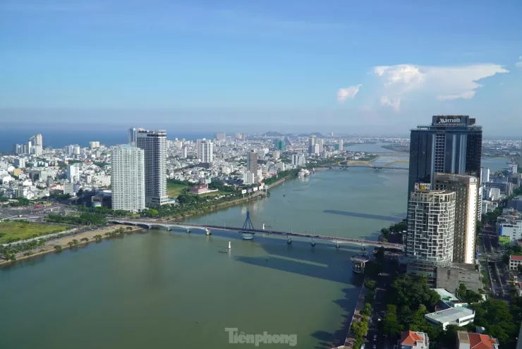 Theo Cục Thống kê Đà Nẵng, trong 6 tháng đầu năm, thị trường bất động sản thành phố đã có sự phục hồi rõ nét, các giao dịch sôi động trở lại nhờ tiến độ thi công ổn định, dòng vốn đầu tư cải thiện và hàng loạt dự án mới được mở bán. Thêm vào đó, các thông tin quy hoạch khả quan như đề án Khu Thương mại Tự do, Trung tâm Tài chính khu vực và các dự án lớn như Làng Vân, khu công nghệ Vietel, khu đô thị công nghệ FPT... đang tạo lực đẩy mới cho thị trường.