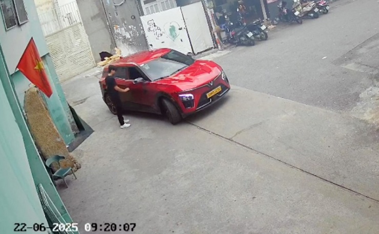 Camera an ninh ghi lại cảnh Bảo lên taxi công nghệ biển số 50H-73330 vào buổi sáng 22/6.
