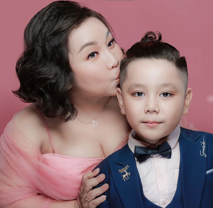 Kim Đào và con trai.