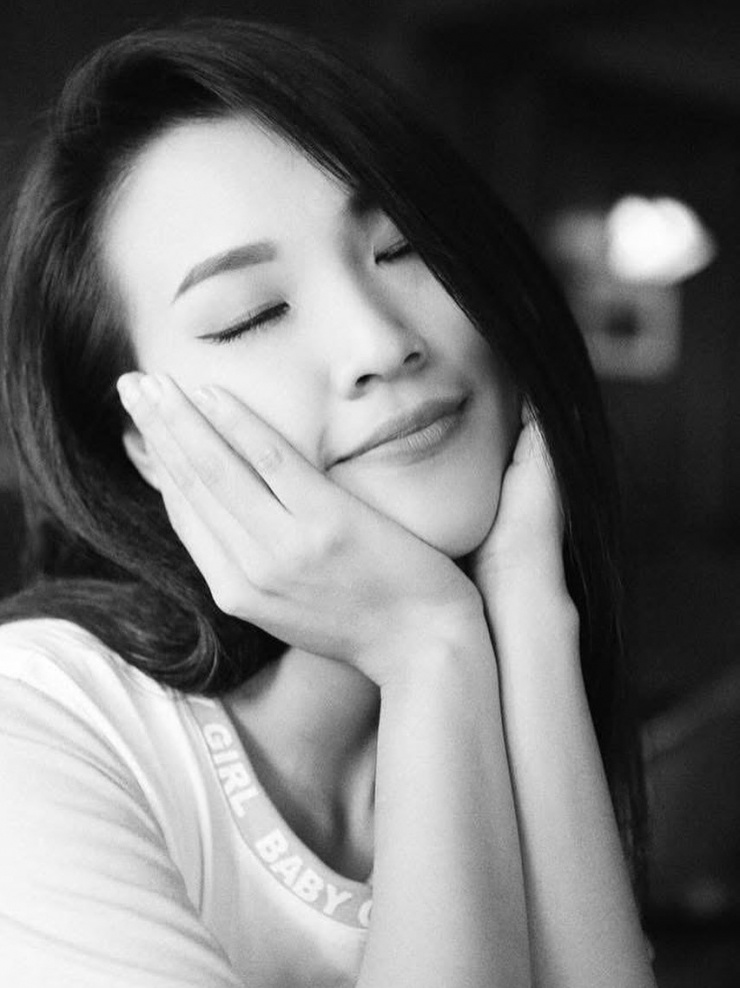 MC Hoàng Oanh viết về mình: "Em vốn là một cô gái nhút nhát, nhẹ nhàng như nụ hoa nhỏ ấp e trước gió. Rồi không biết sao bao năm tháng qua, em trở nên ào ạt, dữ dằn như sóng biển ngoài kia".