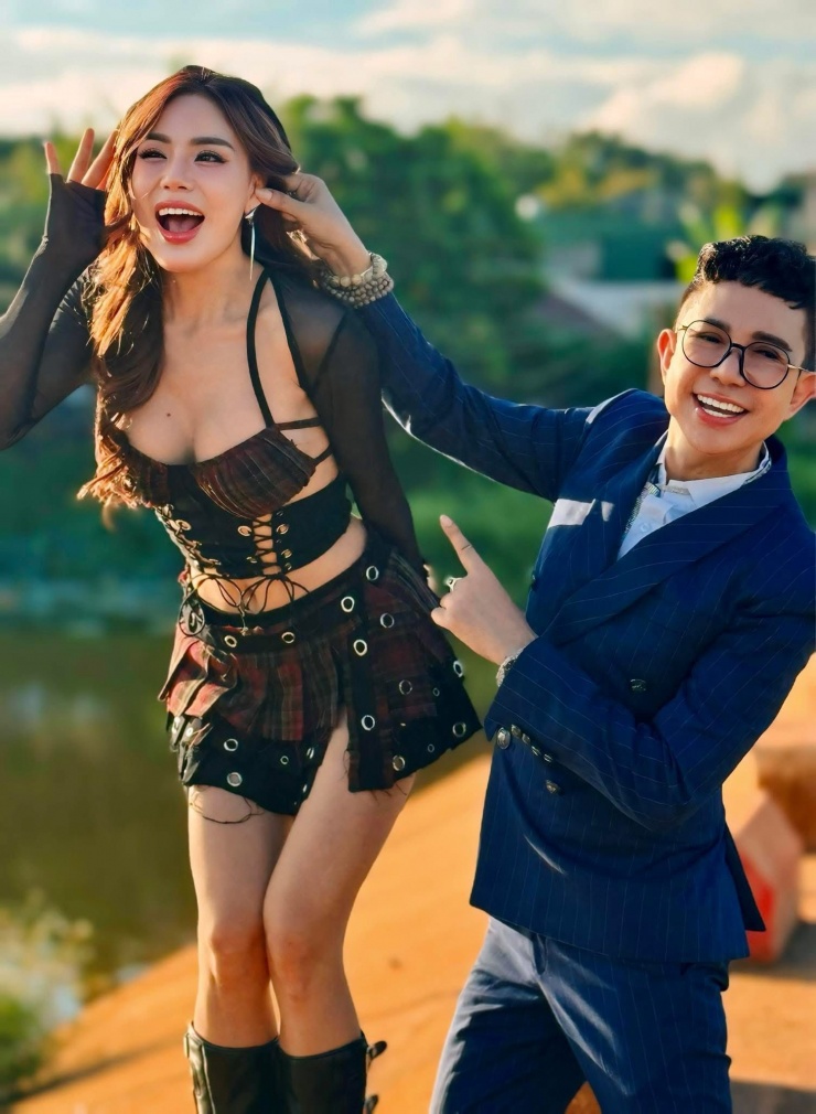 Ca sĩ Long Nhật chụp ảnh cùng cô học trò sexy.&nbsp;