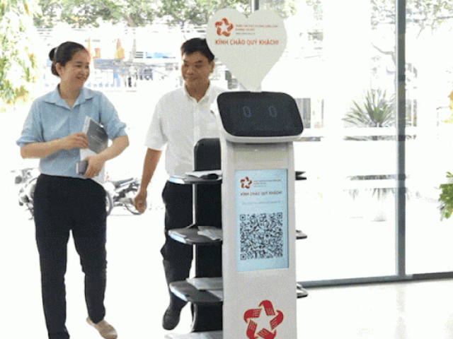 Robot hỗ trợ người dân làm thủ tục hành chính ở TP HCM