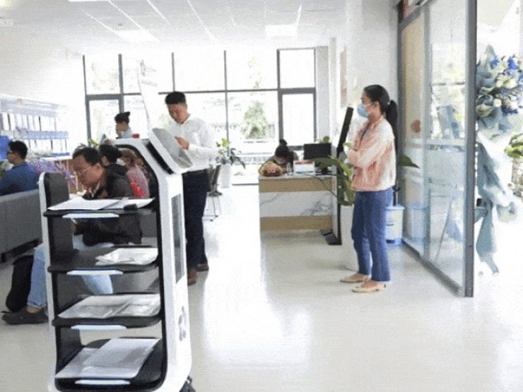 Robot hỗ trợ người dân làm thủ tục hành chính ở TP HCM
