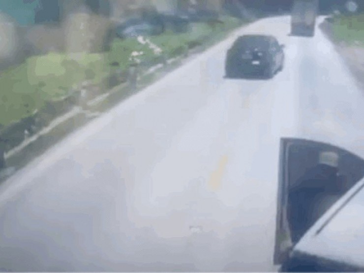 Công an xác minh vụ người đàn ông rút vật nghi là súng đe doạ tài xế ở Phú Thọ