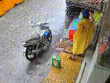 CLIP: Hành động gây sốc của người đàn ông đi xe xịn ở miền Tây