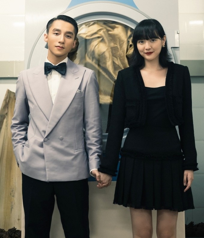 Xuất hiện trong MV Chúng ta của hiện tại cùng Sơn Tùng M-TP với vai trò nữ chính, Hải Tú cũng khoe diện mạo cá tính, sắc sảo cùng váy đen, son đỏ đậm.