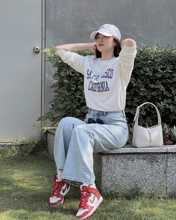 Người đẹp trông gọn gàng, khỏe khoắn khi mặc áo thun, quần jeans trong một bức ảnh dạo phố hồi 2023.