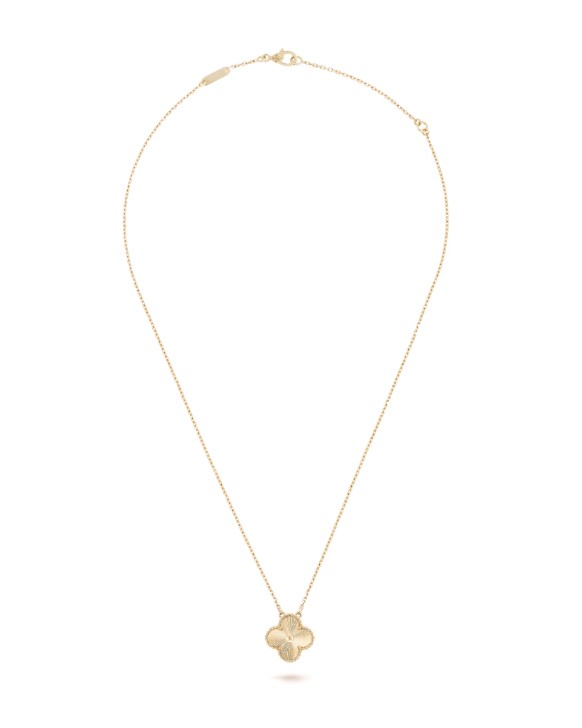 Để làm điểm nhấn cho bộ cánh tối màu, người đẹp chọn đeo vòng Van Cleef &amp; Arpels. Thiết kế cô sử dụng là vòng cổ Vintage Alhambra làm từ vàng 18K, giá bán 118 triệu đồng.