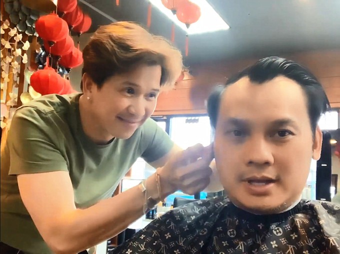 Vân Trường hớt tóc cho Kim Tiểu Long.