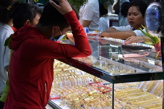 Giá vàng hôm nay tiếp tục đi xuống