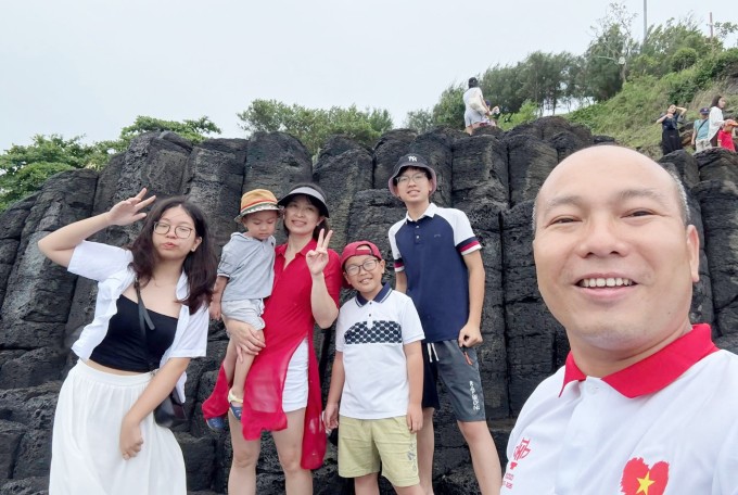 Gia đình anh Robert Linh tự tổ chức nhiều hoạt động cho các con trong mùa hè. Trong ảnh là chuyến xuyên Việt năm 2025, họ dừng chân tại Gành Đá Đĩa (tỉnh Đắk Lắk). Ảnh: Gia đình cung cấp