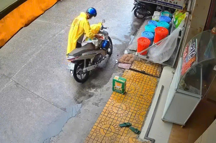 Người đàn ông ăn trộm gạo