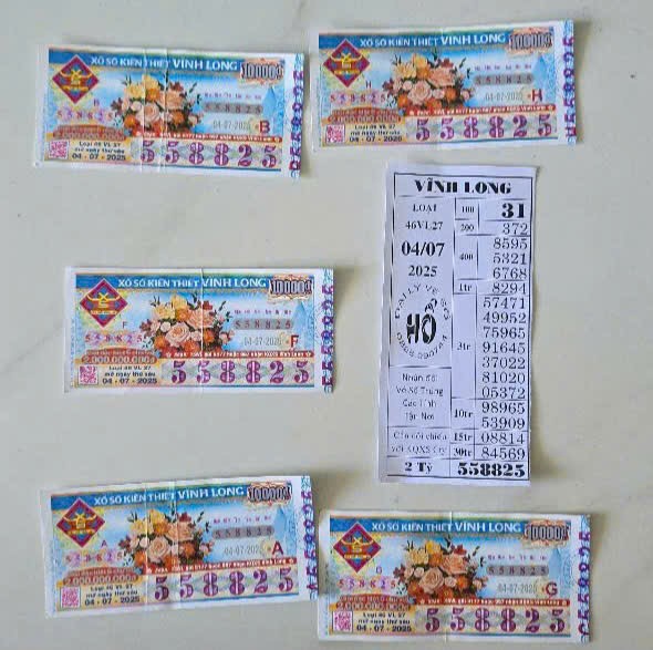 5 tờ vé số trúng giải độc đắc vừa được đại lý đổi thưởng cho người dân may mắn ở tỉnh Tây Ninh