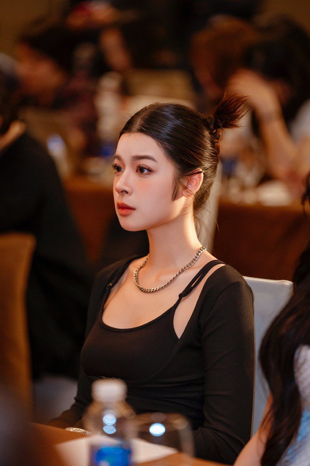 Trang phục thường ngày của Võ Hoài Anh luôn thiên về sự khỏe khoắn, năng động nhưng cũng khoe khéo lợi thế sắc vóc.