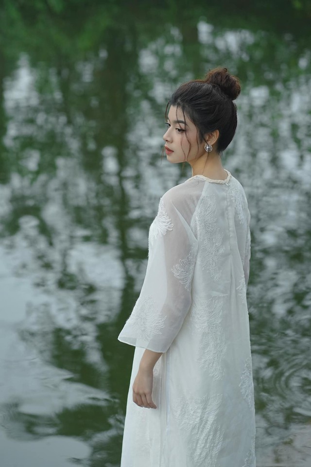 Tuy nhiên, theo nhiều khán giả theo dõi trang cá nhân của cô đều nhận xét Võ Hoài Anh hợp với style yểu điệu nàng thơ, nhẹ nhàng.