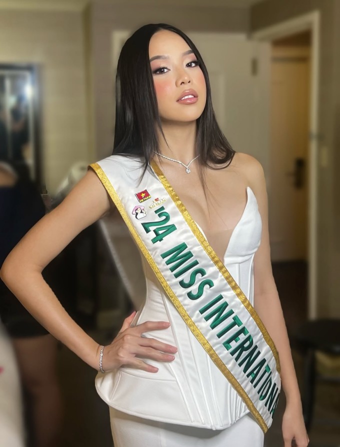 Miss International 2024 xuất hiện với mái tóc ép thẳng, gương mặt trang điểm sắc sảo theo tông nâu trầm. Ảnh: NVCC