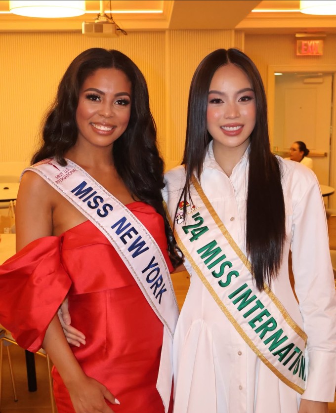 Thanh Thủy chụp ảnh kỷ niệm cùng Miss New York.