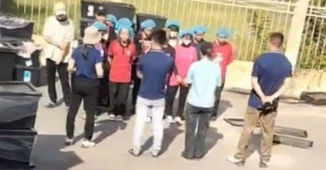 Bắt công nhân đứng giữa nắng nghe "phổ biến côn...
