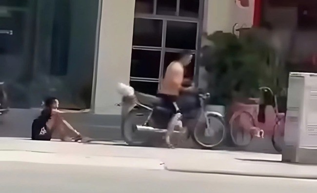 Cháu bé bị xích chân, trói tay, kéo lê dọc đường khiến dư luận bức xúc. Ảnh: Cắt từ clip.