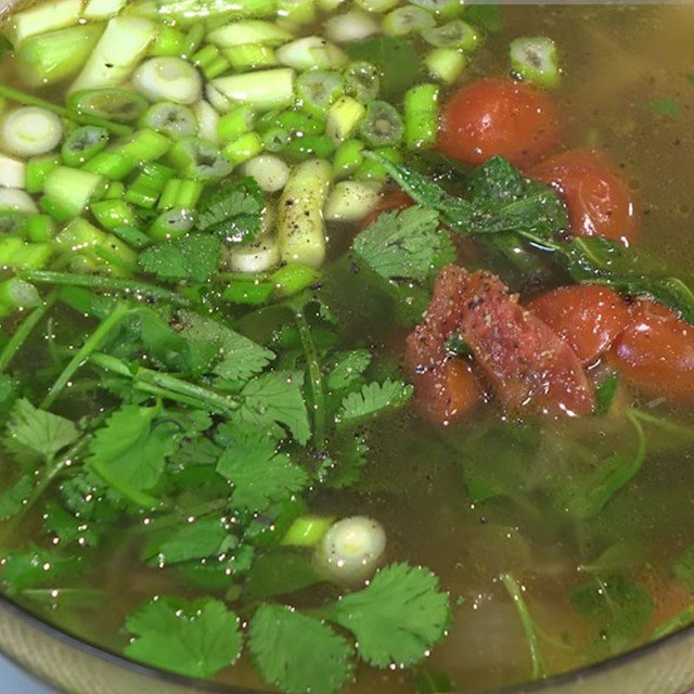 Món canh thịt bò rau răm sau khi hoàn thành có màu sắc đẹp mắt. Thịt bò mềm ngọt, thấm gia vị và không bị dai, nước dùng thanh ngọt, đậm đà, thơm nức mùi rau răm.