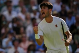 Alcaraz thắng tưng bừng Wimbledon nhưng  " lún sâu "  vào điểm yếu cố hữu