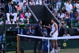 Trận đấu Wimbledon bị hoãn vô duyên, Shelton cãi nhau với trọng tài