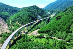 Ngắm tuyến cao tốc vừa khởi công mở rộng đi qua khu vườn đặc biệt xứ Huế