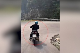 Clip: Thót tim người đi xe máy liều lĩnh dùng chân phanh xe khi đổ đèo