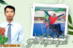 Nam giảng viên mất hai chân sau tai nạn, cha già run rẩy bế con