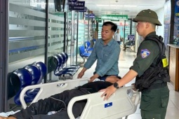 CSGT đưa tài xế bị đột quỵ đến bệnh viện