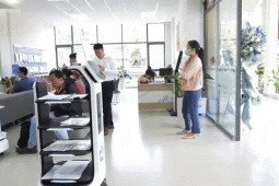 Robot hỗ trợ người dân làm thủ tục hành chính ở TP HCM