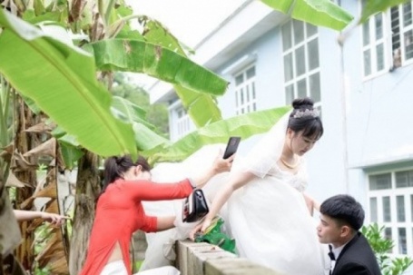Cô dâu ở Lạng Sơn trèo tường về nhà chồng, phía sau là câu chuyện bất ngờ