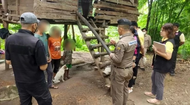 Cậu bé bị bỏ mặc phải sống chung với chó.