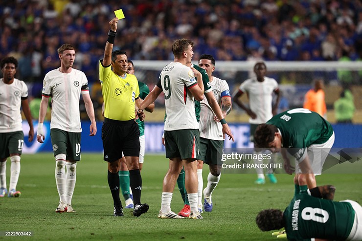 Liam Delap nhận thẻ vàng thứ 2 tại FIFA Club World Cup