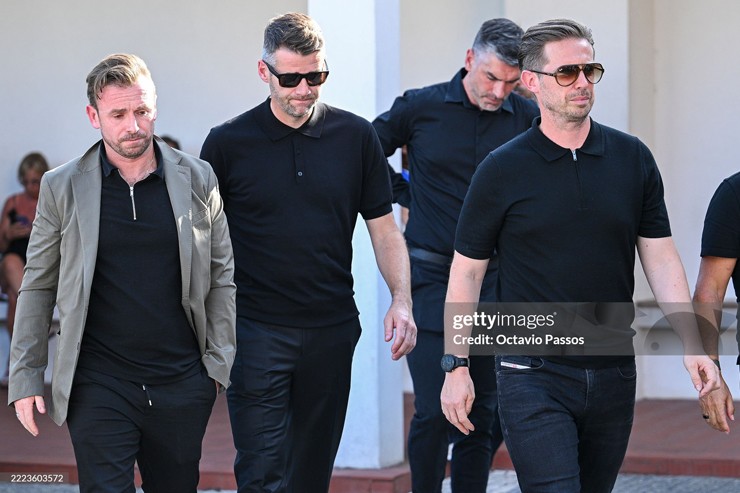 Michael Edwards – giám đốc điều hành bóng đá của Liverpool, cùng Richard Hughes – giám đốc thể thao của CLB đến tiễn biệt Jota