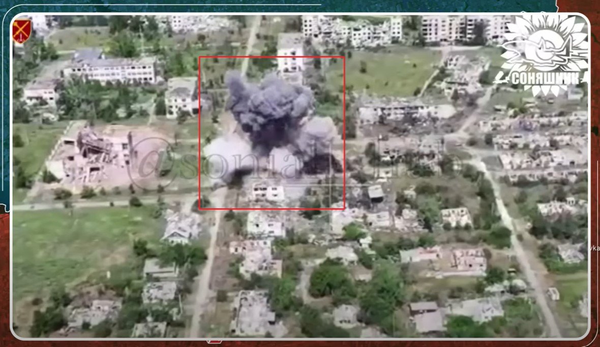 Một trung tâm chỉ hủy của Nga đặt tại làng Nesteryanka , vùng Zaporizhzhia bị chiến đấu cơ Ukraine không kích. Ảnh: Euromaidan Press.