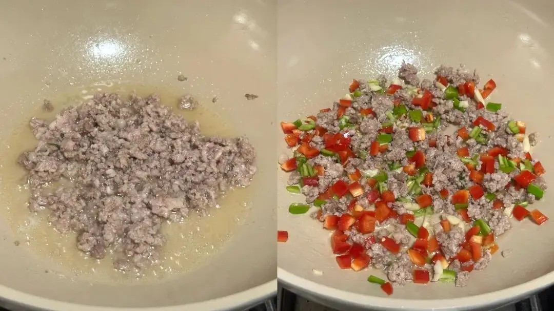 Phi thơm tỏi, cho thịt băm vào đảo đều, sau đó cho ớt chuông vào xào thơm.