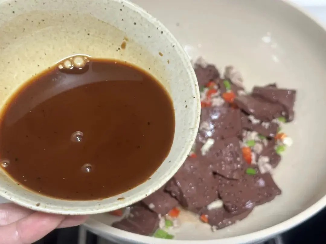Hòa tan gia vị trong nước, trút&nbsp;vào nồi, om lửa nhỏ đến khi nước sốt sánh lại.